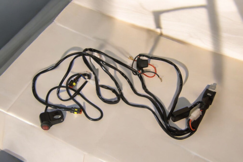 Wiązka przewodów LED motocyklowych, 480 W, 14 AWG, wodoodporne okablowanie z przekaźnikiem i przełącznikiem Wiązka przewodów LED motocyklowych, 480 W, 14 AWG, wodoodporne okablowanie z przekaźnikiem i przełącznikiem